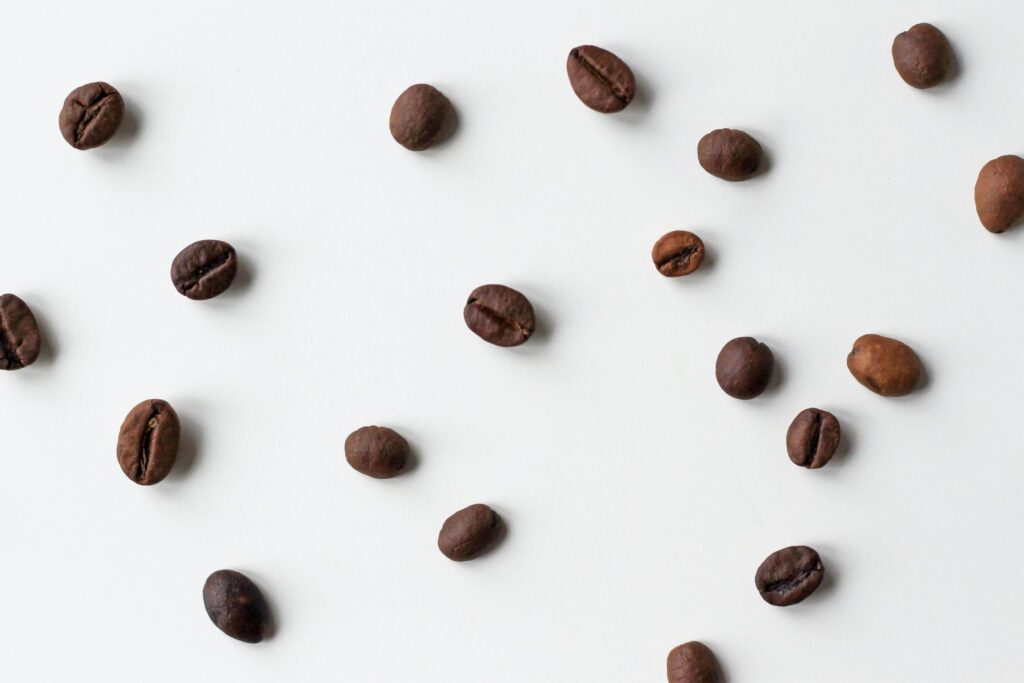 Grãos de café, um ingrediente eficaz para tirar o cheiro da geladeira.