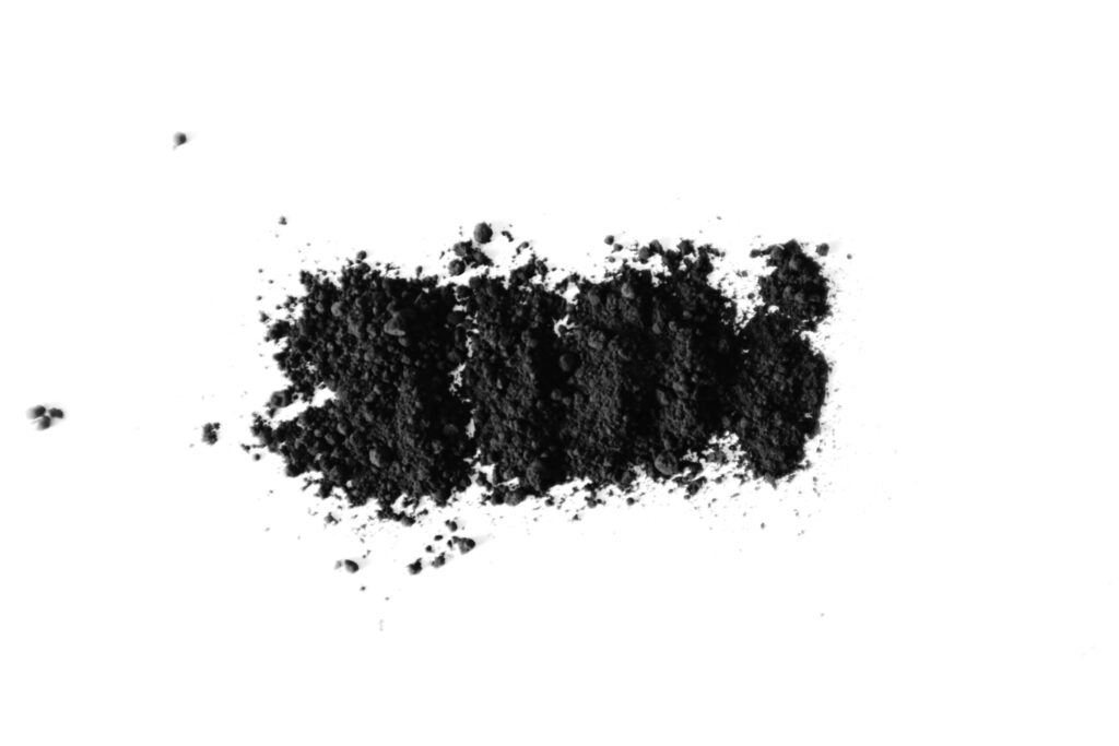 Carvão em pó, um ingrediente que absorve o mau cheiro. 