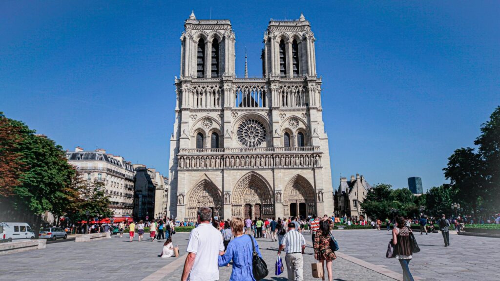 Catedral de Notre-Dame de Paris o grande ícone da arquitetura gótica.