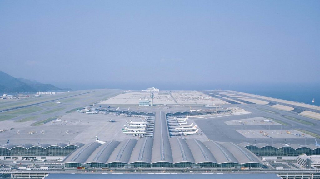 Aeroporto Internacional Chek Lap Kok, Hong Kong, Foster + Partners.  