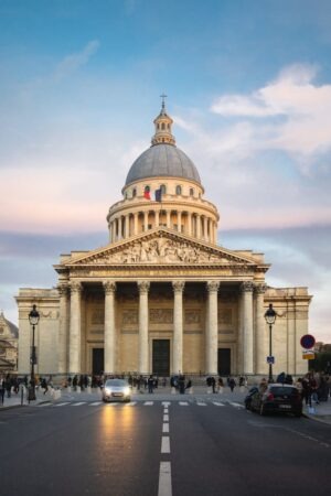 Panteão de Paris, um marco do neoclassicismo.