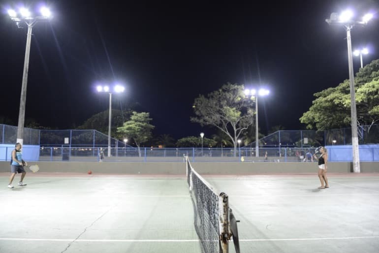 Quadras de tênis na Praça dos Namorados.