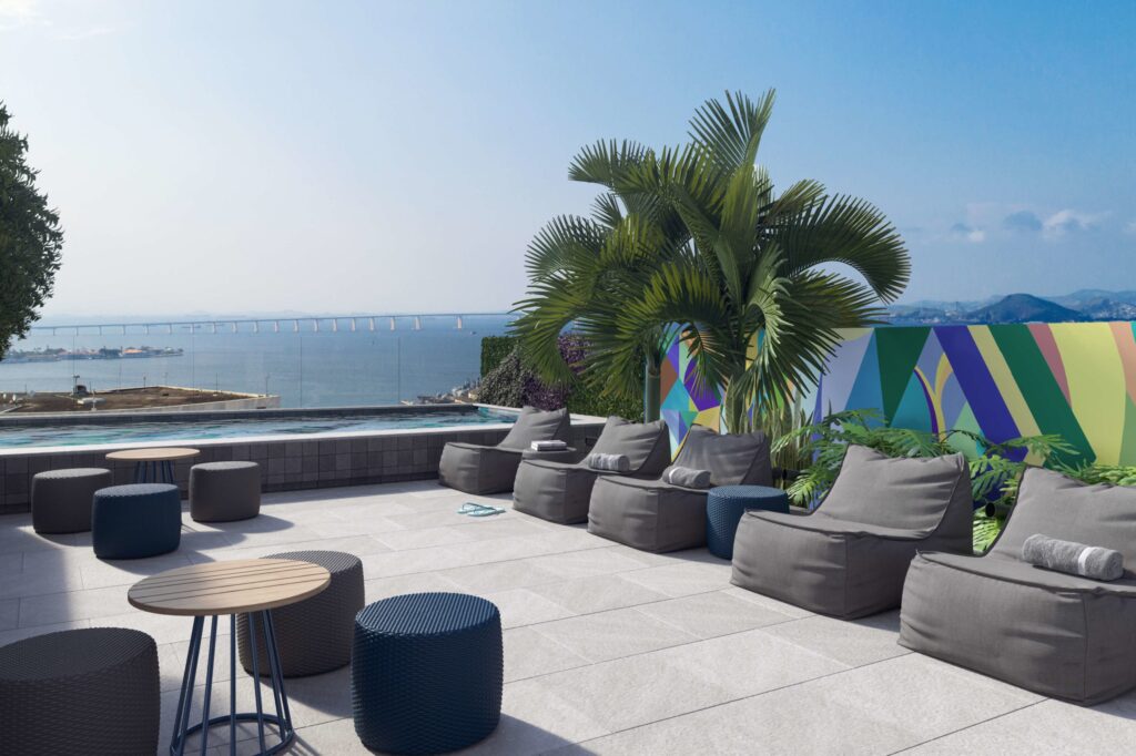 O lounge deck é uma área de lazer localizada no sky lounge, com piscina e puffs para sentar.