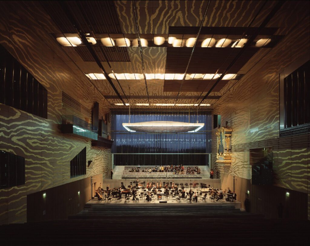 Auditório projetado em formato de retângulo para proporcionar melhor acústica ao espaço.