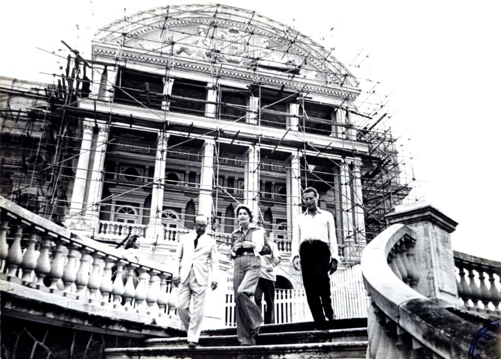 Finalização da construção da parte frontal do Teatro Amazonas.