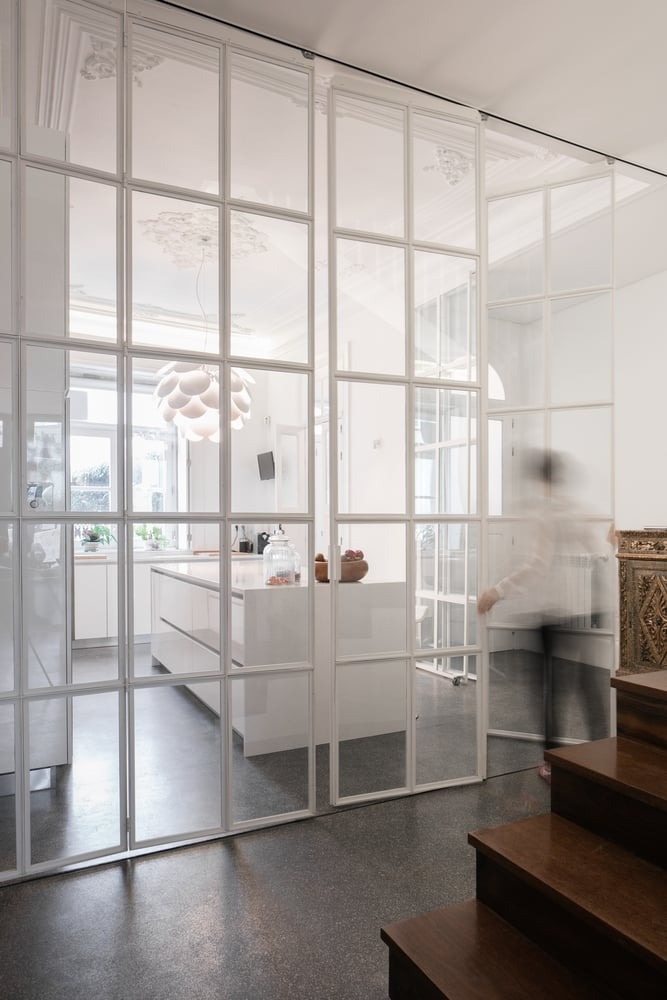 Cozinha com divisória de vidro com estrutura em branco. 