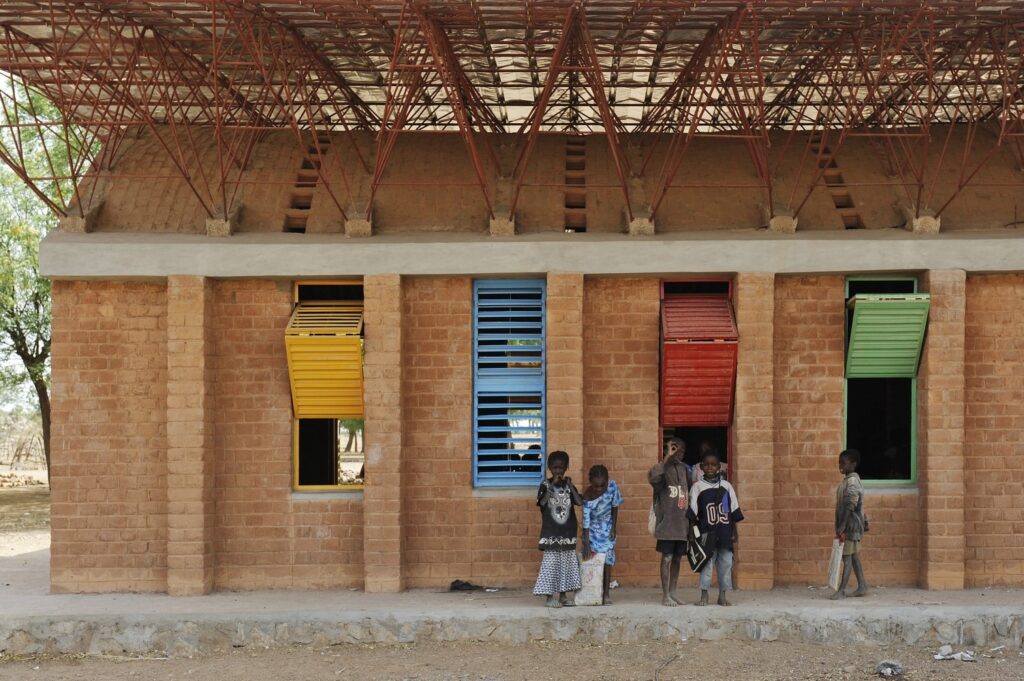 Escola Primária de Gando, projetada por Francis Kéré. 