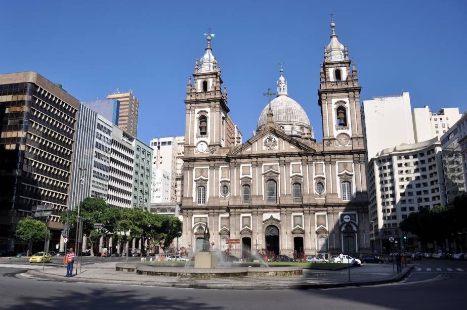 Igreja da Candelária, Rio de Janeiro, obra que marcou o neoclassicismo no Brasil. 