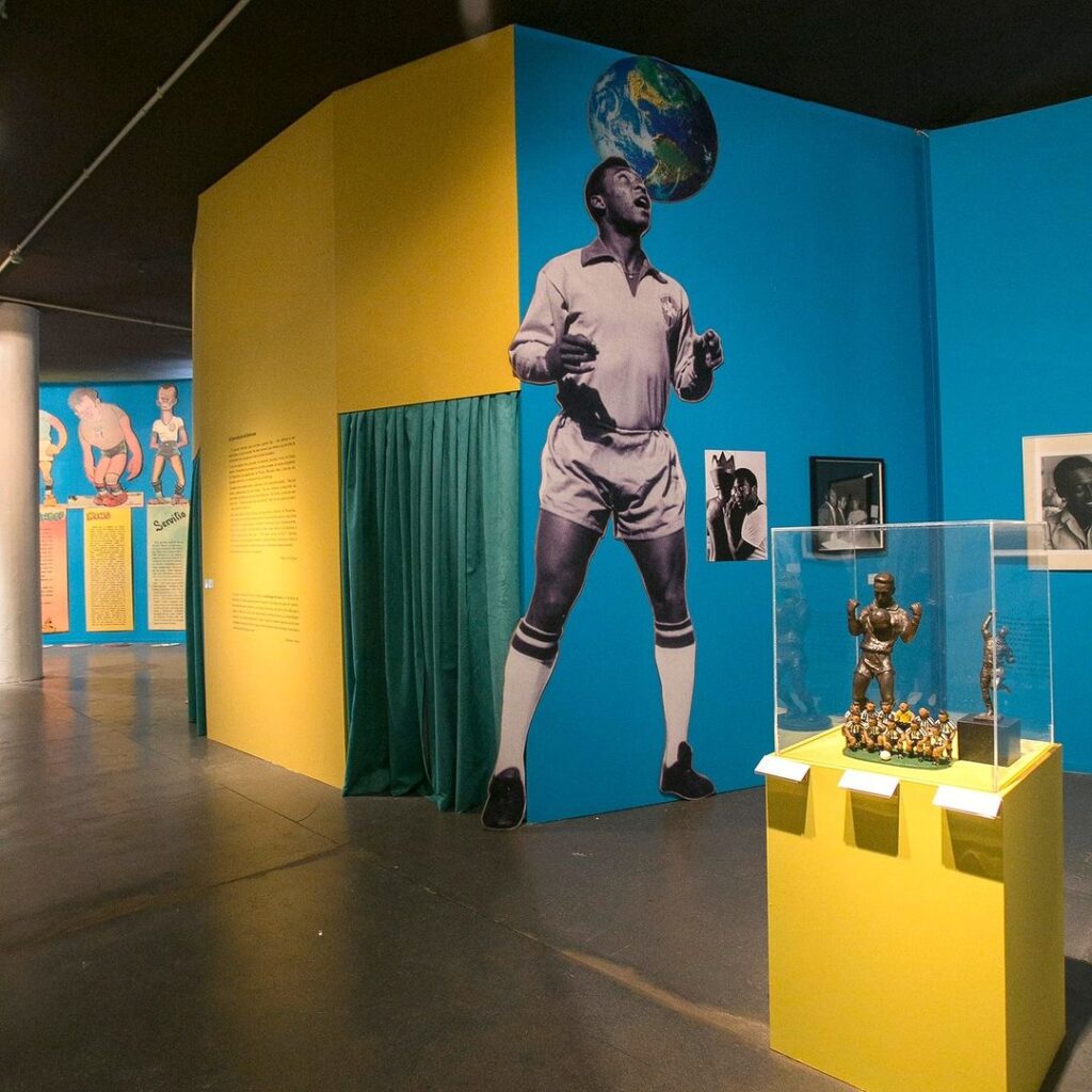 Fotografia de espaço de exposição dedicada ao jogador de futebol Pelé.