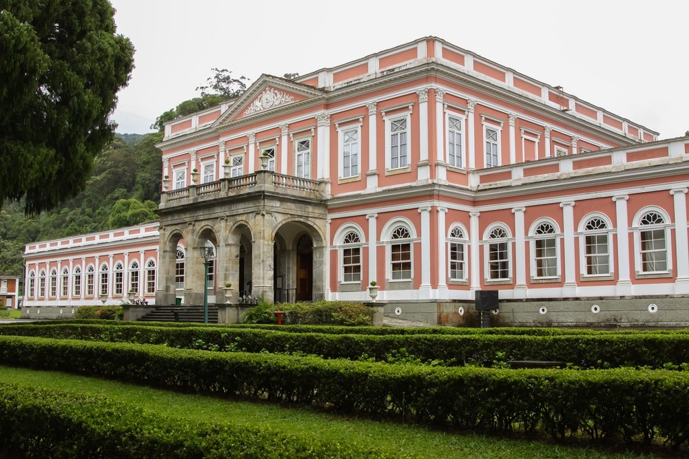 Palácio Imperial de Petrópolis, marco do neoclassicismo no Brasil.
