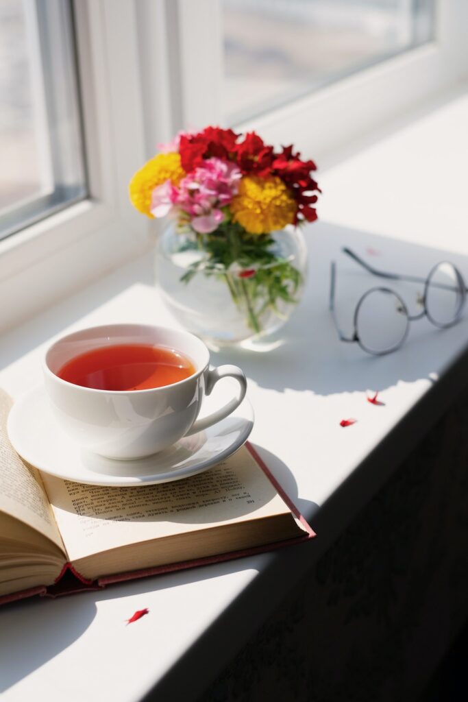 Uma boa xícara de chá é um ótimo acompanhamento para um momento de leitura.
