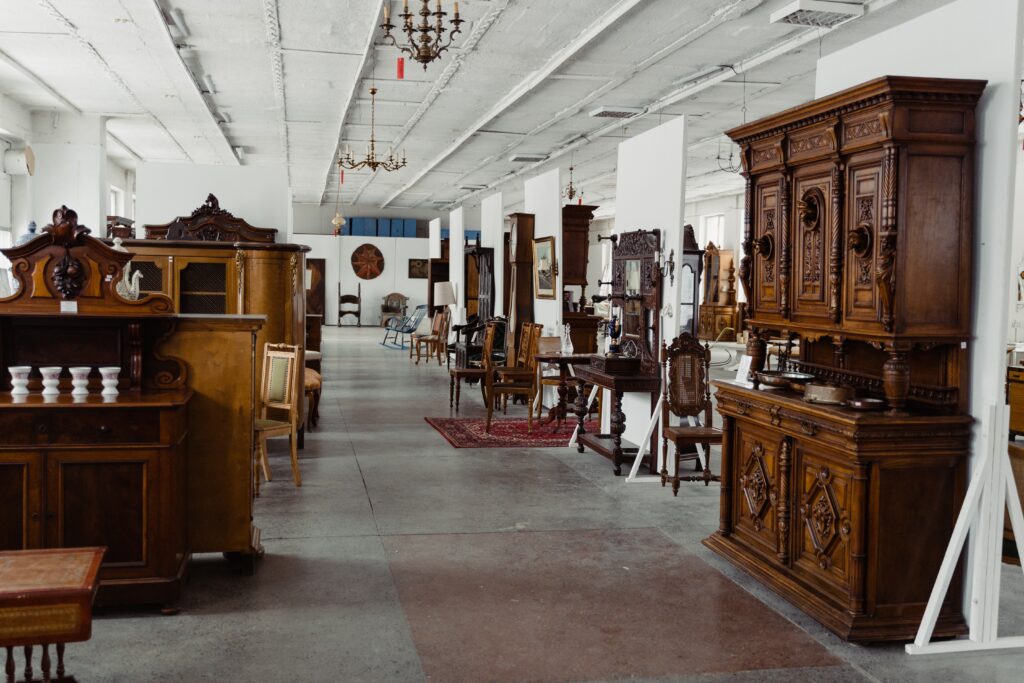 Sala com diversos móveis antigos de madeira. 