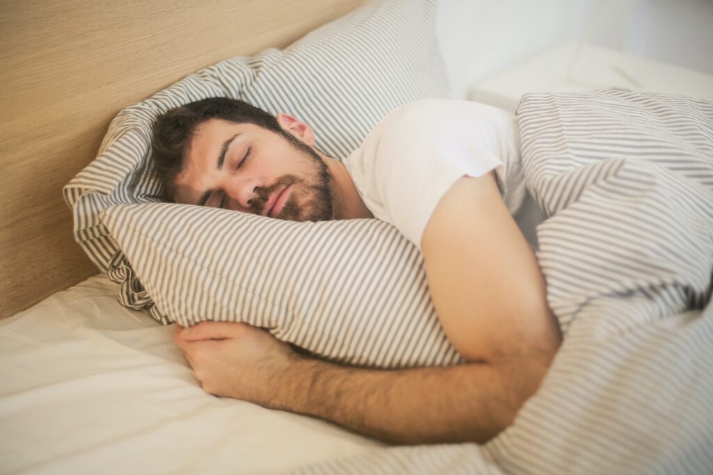 Ter uma boa noite de sono te ajuda a ter mais disposição para as suas tarefas diárias. 