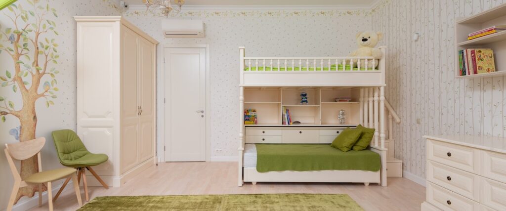Use tapetes para decorar o quarto das crianças, isso contribuirá para diminuir os ruídos por atrito.