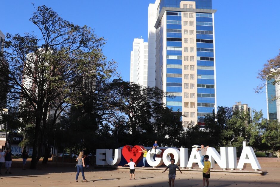 Letreiro “Eu amo Goiânia” localizado na Praça do Sol.
