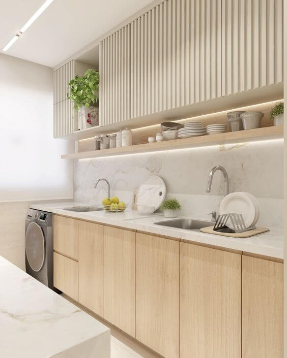 Apostar em cores claras é uma ótima opção para cozinhas de apartamentos compactos. 