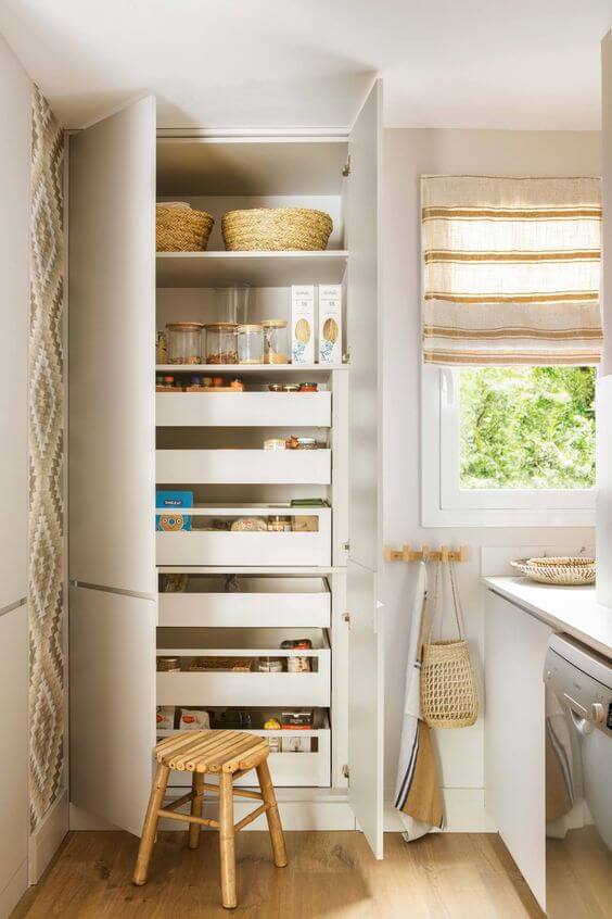 Algum armário da sua cozinha pode se tornar a sua despensa, o importante é mantê-la sempre organizada.