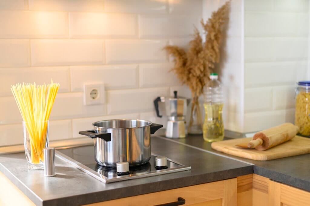 O cooktop, por ser um eletrodoméstico embutido, é uma boa alternativa para utilizar em cozinhas menores. 
