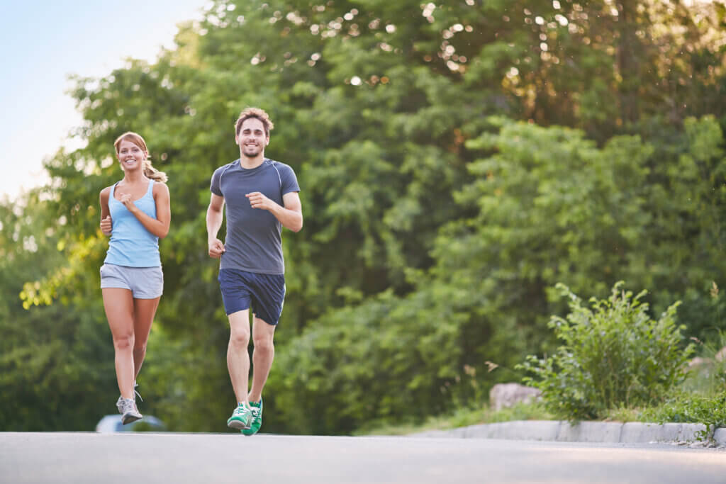 Atividades leves como uma caminhada, pode ajudar a melhorar a sua saúde. 