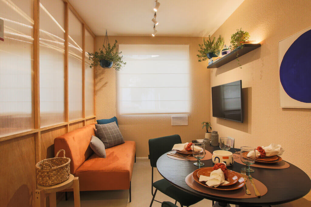 Living do apartamento de 25 m², que une área de jantar e estar, uma boa configuração para residências compactas.