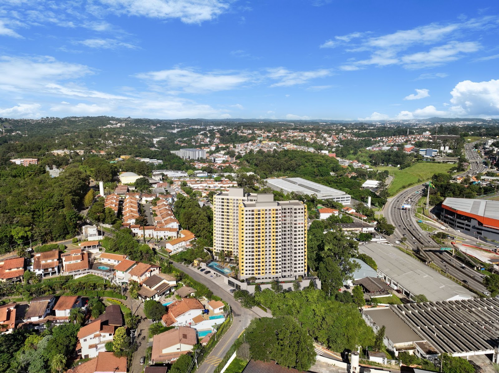 Vista aérea das torres do Natur Granja Viana, localizado em uma região residencial arborizada.